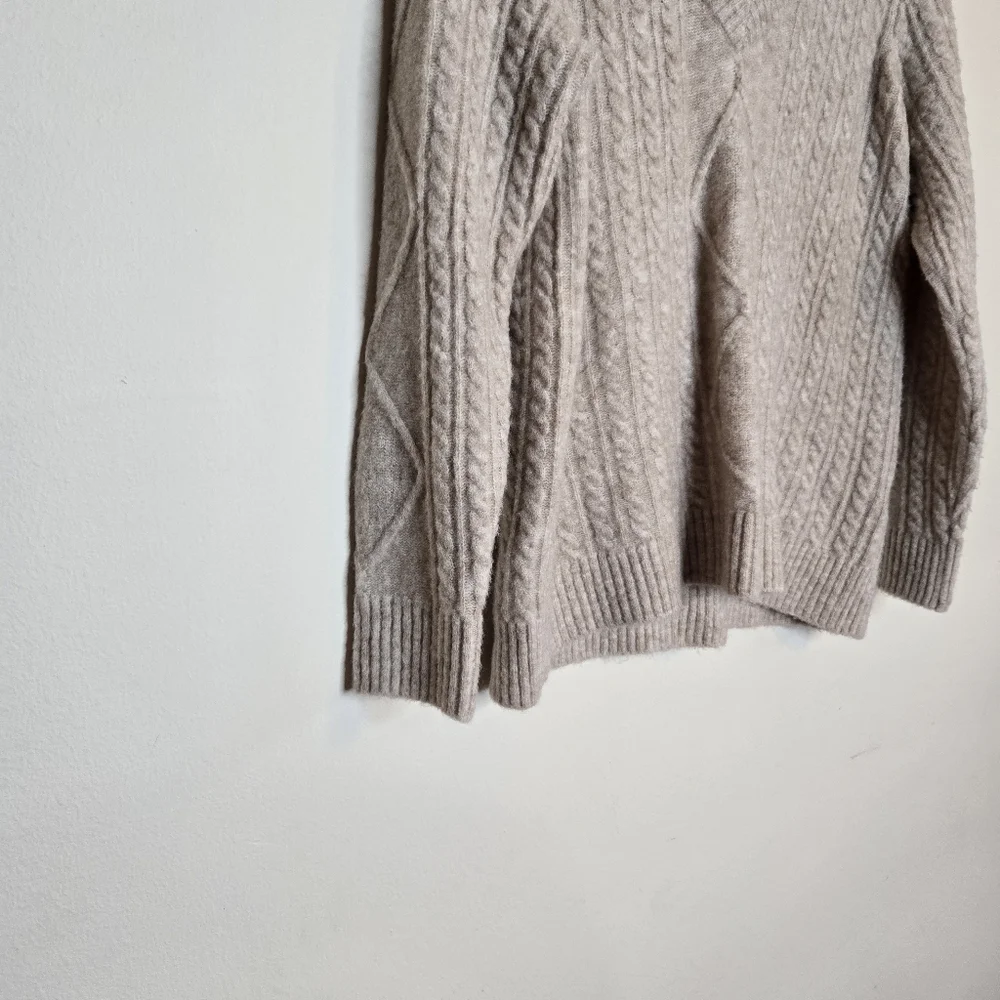 MINNIE ROSE NWT Cream Cable Knit Sweater V-Neck Luxe Soft Quiet Luxury Pullover